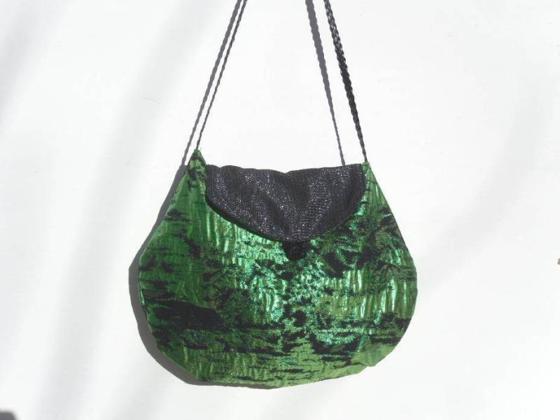 Abendtasche Aus Grünem Und Schwarzem Lamé-stoff von untourdansmonsac