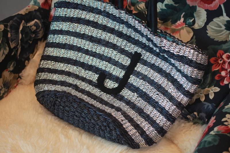 J Buchstabe Boho Strohsäckchen Silber Tote Floral Print Futter Raffia Taschen von untruedesign