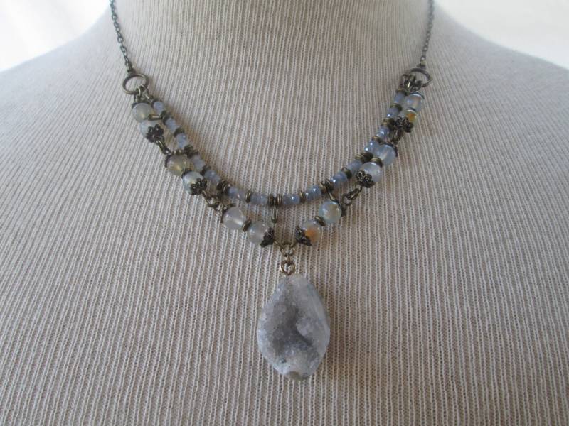 Anhänger Halskette Mit Druzy Achat Und Dragon Veins Perlen Anhänger Halskette Mit Druzy Achat Und Dragon Veins Perlen von unusualadornments