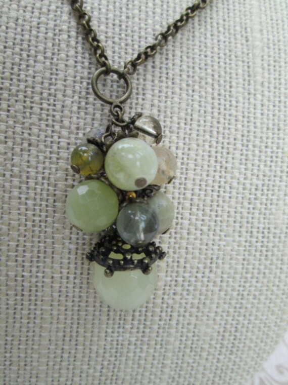 Antike Bronze Jade Und Achat Cluster Charm Halskette Antike Bronze Jade Und Achat Cluster Charm Halskette von unusualadornments