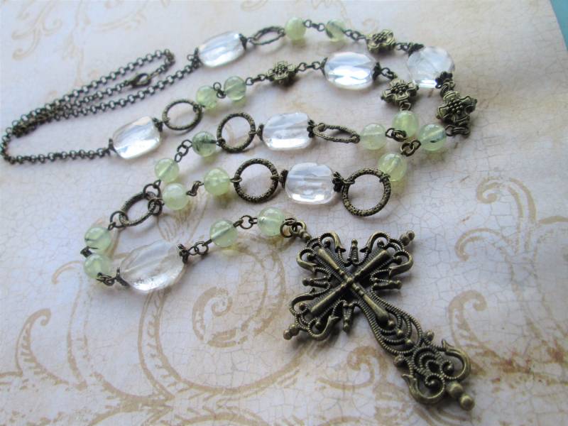 Antikes Gold, Prehnit Und Quarzkristall Kreuz Anhänger Halskette Antikes Gold, Prehnit Und Quarzkristall Kreuz Anhänger Halskette von unusualadornments