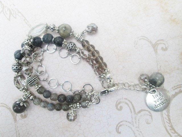 "Drei Strang Labradorite Und Rauchquarz "Lebe Deinen Traum" Bettelarmband." "Drei Strang Labradorite Und Rauchquarz "Lebe Deinen Traum" Bettelarmband." von unusualadornments