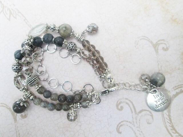 "Drei Strang Labradorite Und Rauchquarz "Lebe Deinen Traum" Bettelarmband." "Drei Strang Labradorite Und Rauchquarz "Lebe Deinen Traum" Bettelarmband." von unusualadornments