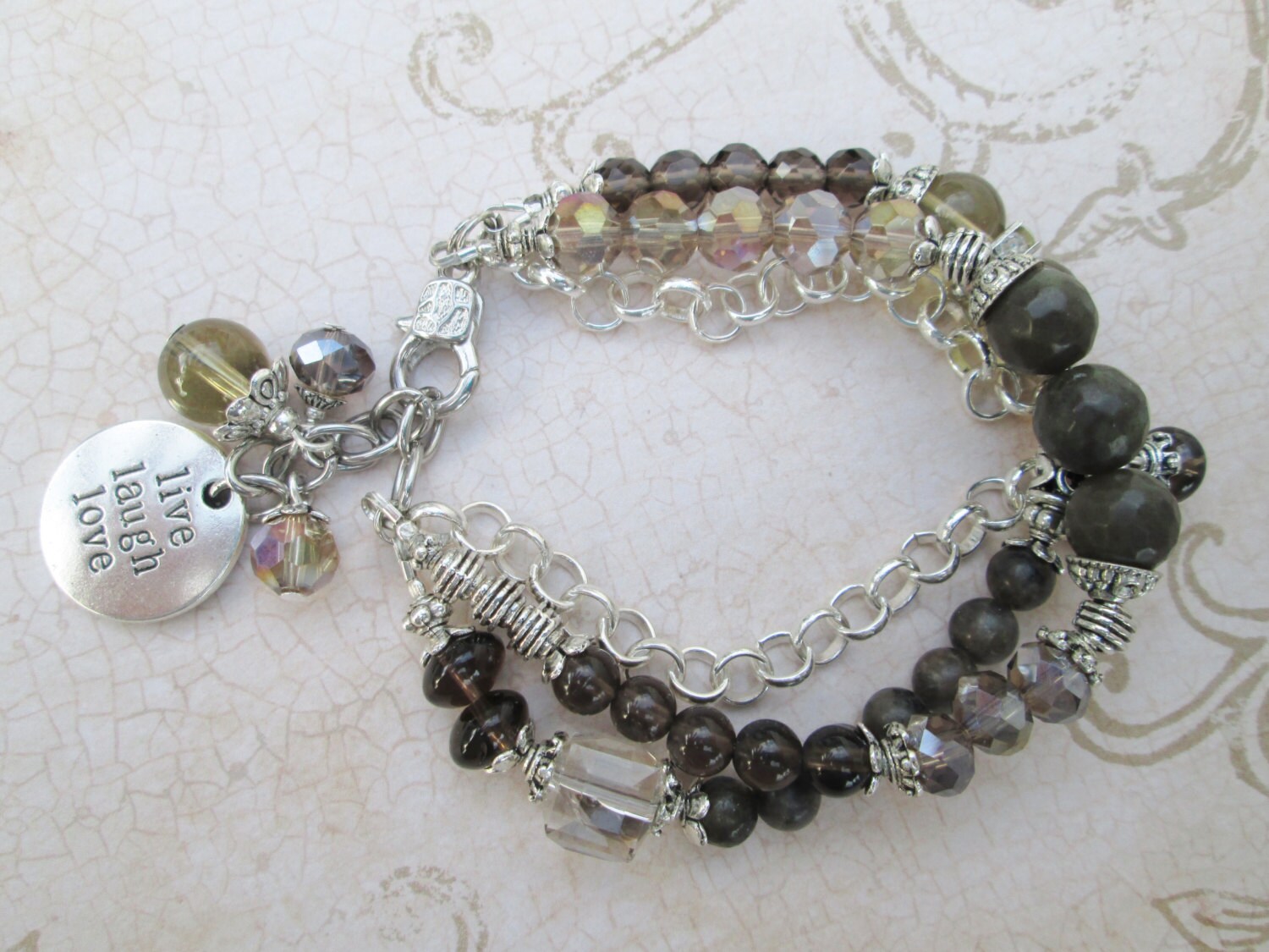 Live Laugh Love Dreistrangiges Edelstein Armband Live Laugh Love Dreistrangiges Edelstein Armband von unusualadornments