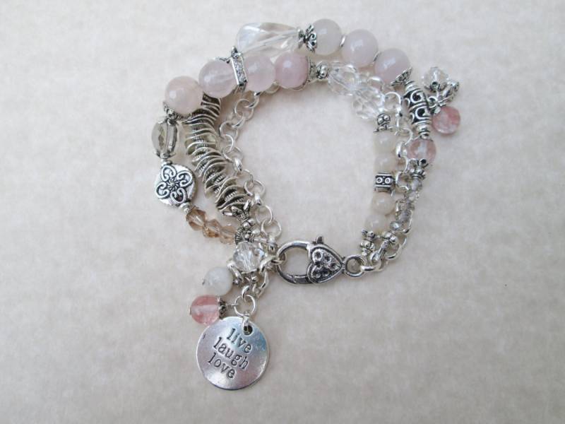 Rosenquarz Dreistrangiges Live Laugh Love Bettelarmband Rosenquarz Dreistrangiges Live Laugh Love Bettelarmband von unusualadornments