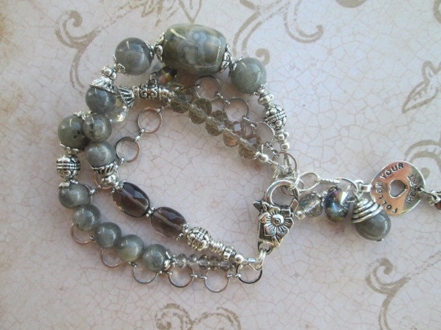 Silberfarbenes Dreisträngiges Labradorit, Rauchquarz Und Achat Bettelarmband Silberfarbenes Dreisträngiges Labradorit, Rauchquarz Und Achat Bettelarmband von unusualadornments