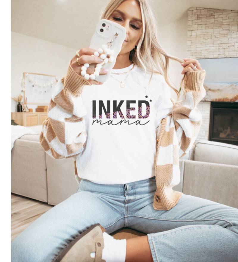 Mama Shirt "Inked Mama" - Statement Damen Mom Geschenk Geburtstag Muttertag Freundin von upcreativ