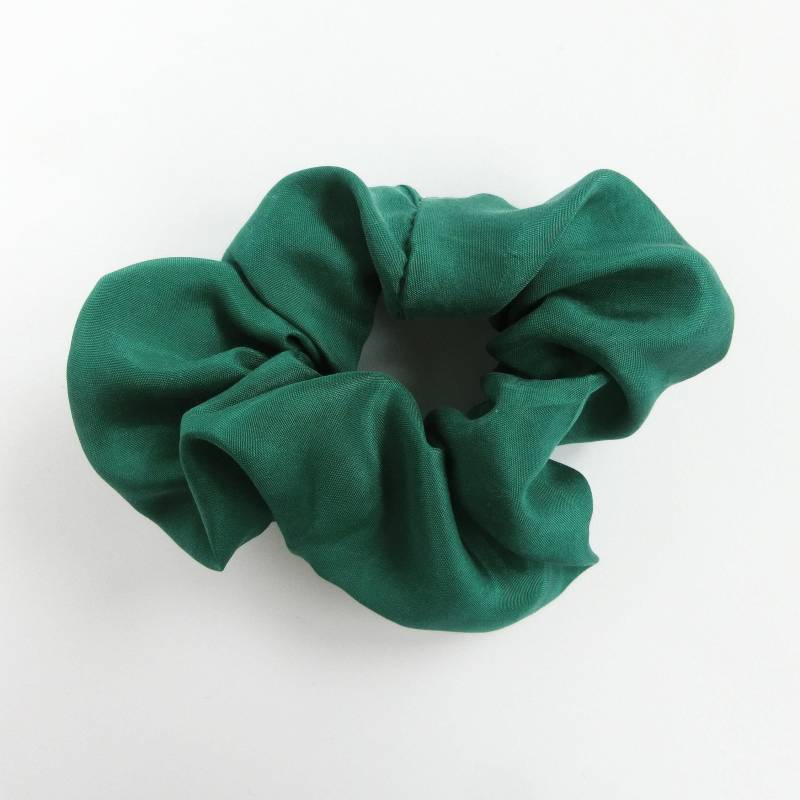 Seiden-Scrunchie Stoffhaargummi Upcycling Handgemacht Grün Seiden-Scrunchie Stoffhaargummi Upcycling Handgemacht Grün von upcyclingwelt