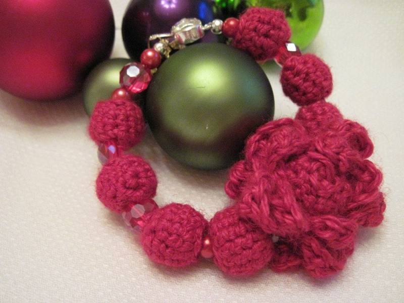 Kunst Schmuck-Handmade Armband-Faser Schmuck-Blühende Rote Rose-Alpaka-Armband-Blume-Weihnachten Rosa-Rot-Armband-Hochzeit-Alpaka Gehäkelt Kunst Schmuck-Handmade Armband-Faser Schmuck-Blühende Rote Rose-Alpaka-Armband-Blume-Weihnachten Rosa-Rot-Armband-Hochzeit-Alpaka Gehäkelt von urbanalpaca