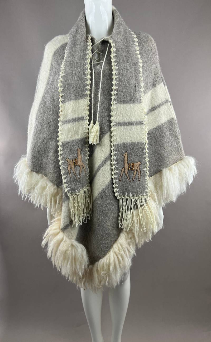Vintage 1970Er Jahre Alpaka Poncho Schärpe Mit Lama-Applikation, Flauschiger Saum von urbancowgirlchic