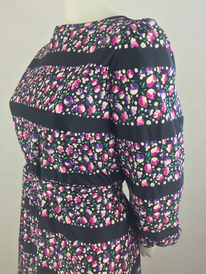 Vintage 70Er Jahre Gestreiftes Midi Kleid Mit Blumenmuster - Größe M Vintage 70Er Jahre Gestreiftes Midi Kleid Mit Blumenmuster - Größe M von urbancowgirlchic