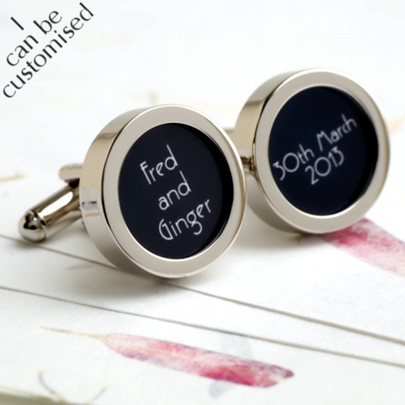 1920Er Stil Name Und Datum Manschettenknöpfe Für Den Bräutigam Mit Namen Der Braut Deren Hochzeitsdatum in Art Deco Schriftzug Pc421 von urbaneye