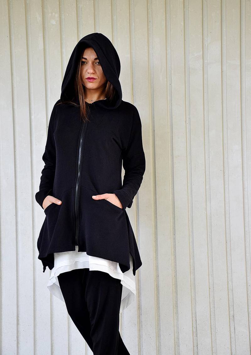 Extravaganter Schwarzer Kapuzenpullover. Plus Größe. Gesteppte Jacke Aus Baumwolle. Schwarzes Sweatshirt. Schwarzer Blazer. Großstadtstimmung Extravaganter Schwarzer Kapuzenpullover. Plus Größe. Gesteppte Jacke Aus Baumwolle. Schwarzes Sweatshirt. Schwarzer Blazer. Großstadtstimmung von urbanmood