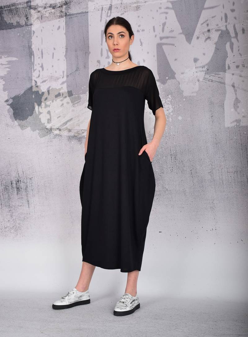 Schwarzes Maxikleid. Langes Kleid. Schiere Schultern Langes Lockeres Kurzärmliges Um-085-Coch Schwarzes Maxikleid. Langes Kleid. Schiere Schultern Langes Lockeres Kurzärmliges Um-085-Coch von urbanmood