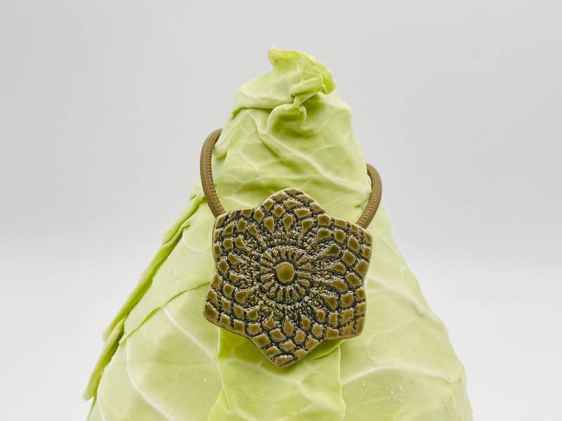 Boho Halskette | Keramik Anhänger Oliv-Grünes Nappalederband Mit Magnetverschluß Florales Motiv Schmuck Aus Ton Handmade Boho Halskette | Keramik Anhänger Oliv-Grünes Nappalederband Mit Magnetverschluß Florales Motiv Schmuck Aus Ton Handmade von urtekeramik