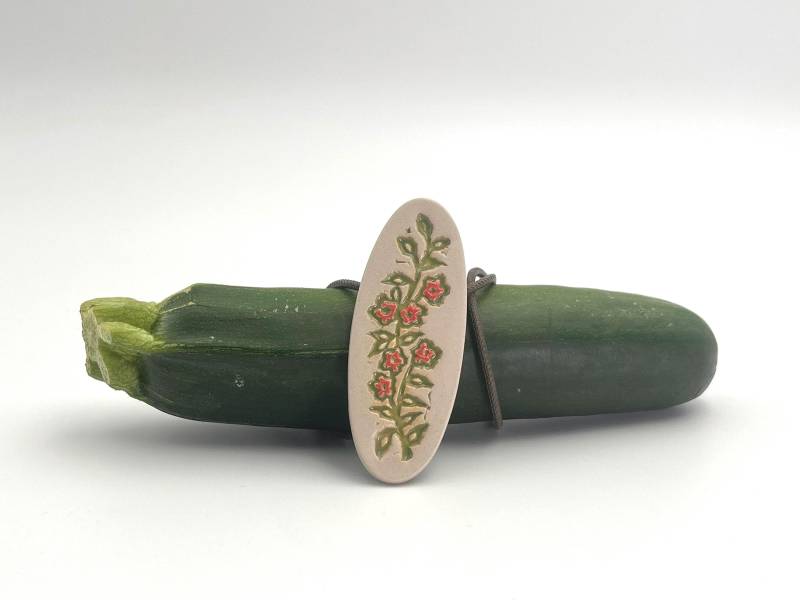 Lederband Mit Anhänger | Keramik Halskette Blumen Rot Und Grün Sommerlicher Schmuck Handmade Lederband Mit Anhänger | Keramik Halskette Blumen Rot Und Grün Sommerlicher Schmuck Handmade von urtekeramik