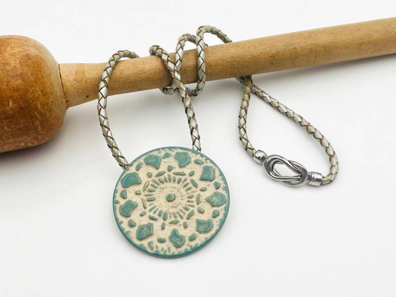 Keramikschmuck | Halskette Mit Anhänger Geflochtenes Lederband Silberfarbenem Magnetverschluß Boho Stil Grüntöne Handgemacht von urtekeramik