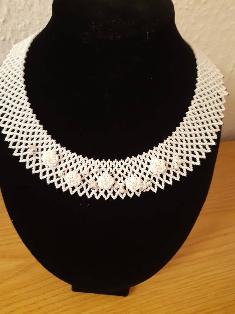 Handgefädelte Brautkette Weisse Rosen von utasostseeperlen