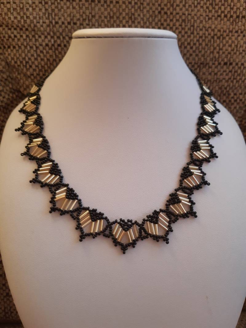 Handgefädelte Halskette Mit Stächen in Schwarz - Gold Handgefädelte Halskette Mit Stächen in Schwarz - Gold von utasostseeperlen