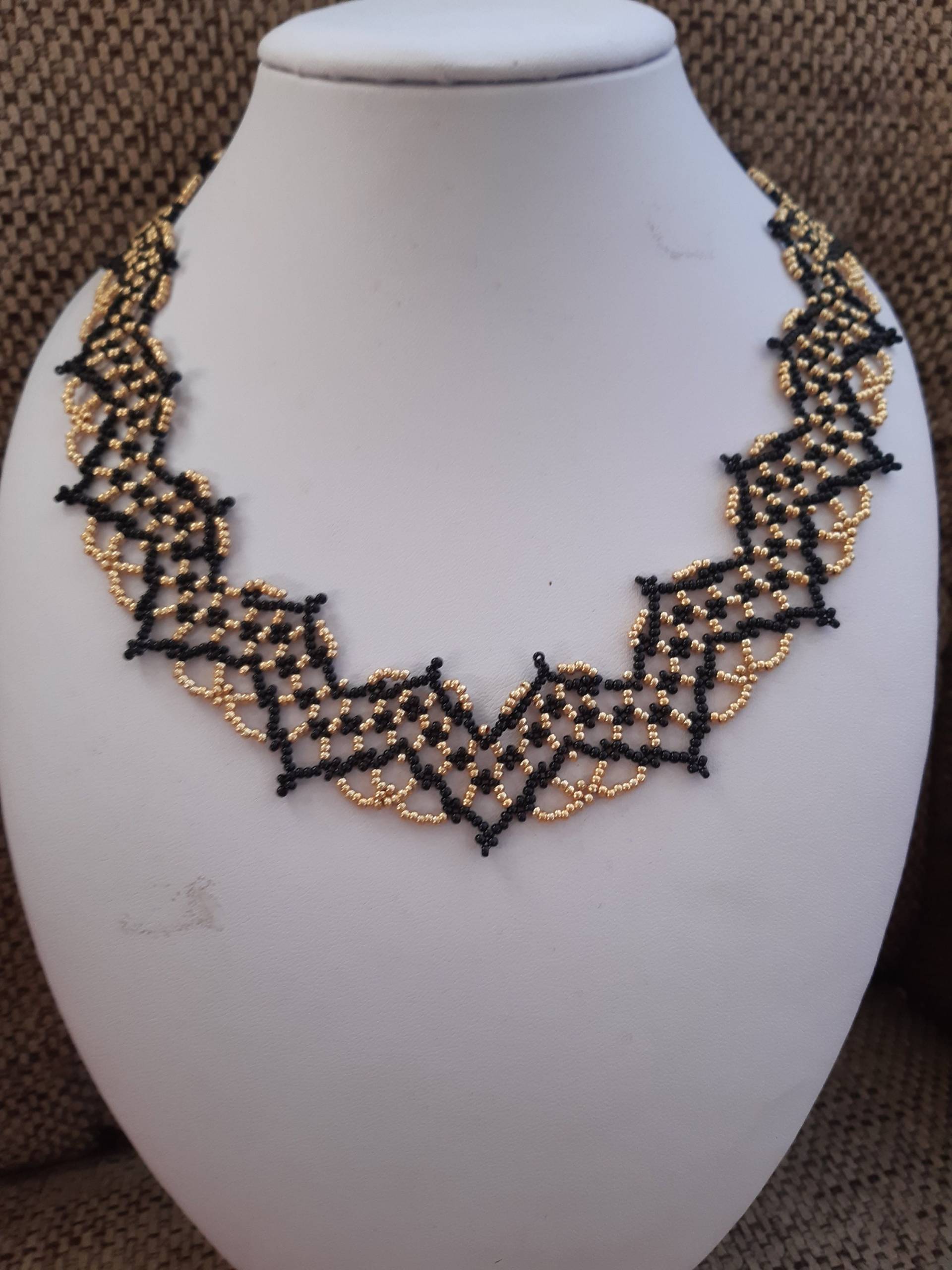 Handgefädelte Halskette in Gold Und Schwarz Handgefädelte Halskette in Gold Und Schwarz von utasostseeperlen