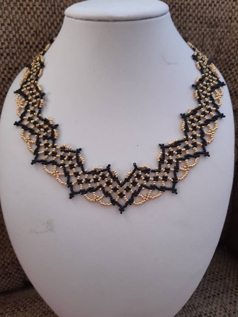 Handgefädelte Halskette in Gold Und Schwarz von utasostseeperlen