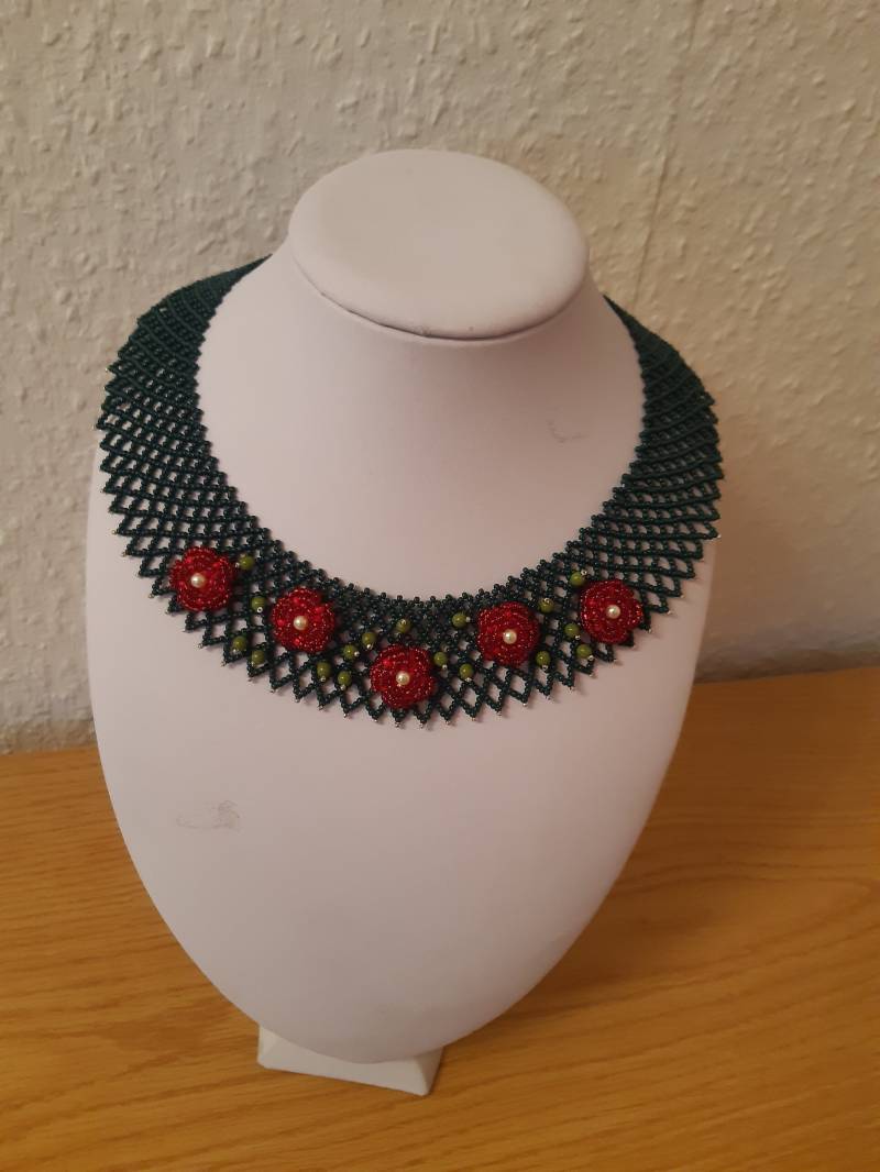 Handgefädelte Kette Rosengarten von utasostseeperlen