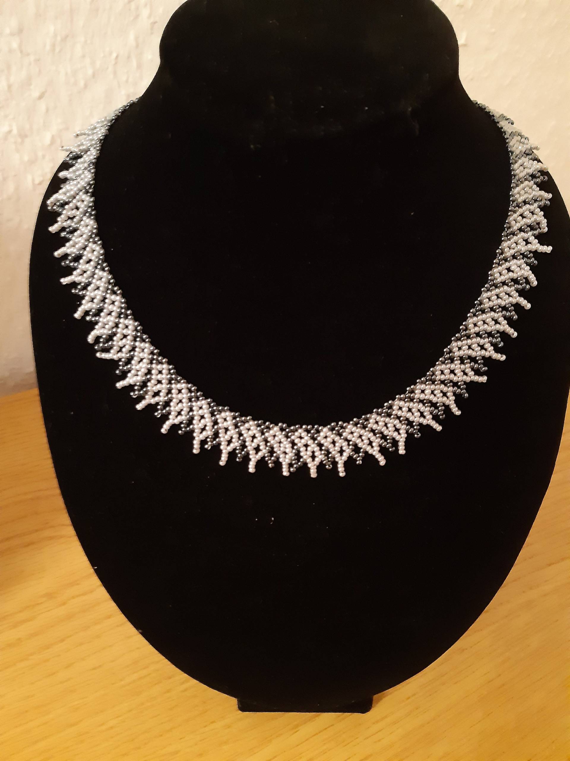 Handgefädelte Kette in Grau Handgefädelte Kette in Grau von utasostseeperlen