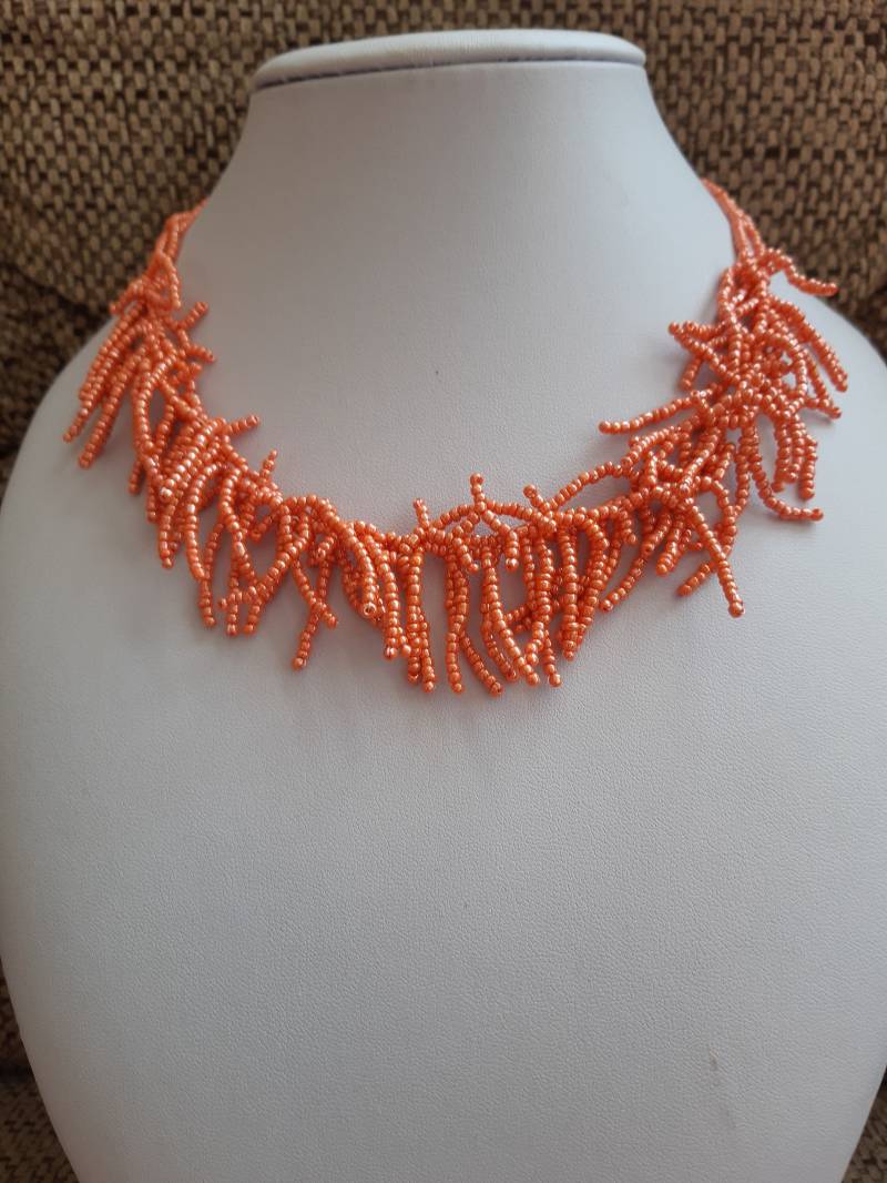 Handgefädelte Lachsfarbene Glasperlenkette "Koralle" von utasostseeperlen