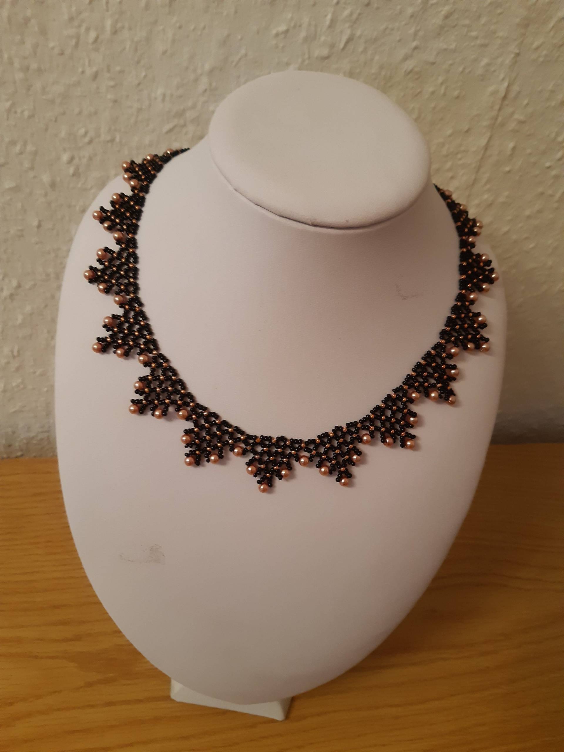Handgefädelte Perlenkette Mit Roccailles Und Glaswachsperlen Handgefädelte Perlenkette Mit Roccailles Und Glaswachsperlen von utasostseeperlen