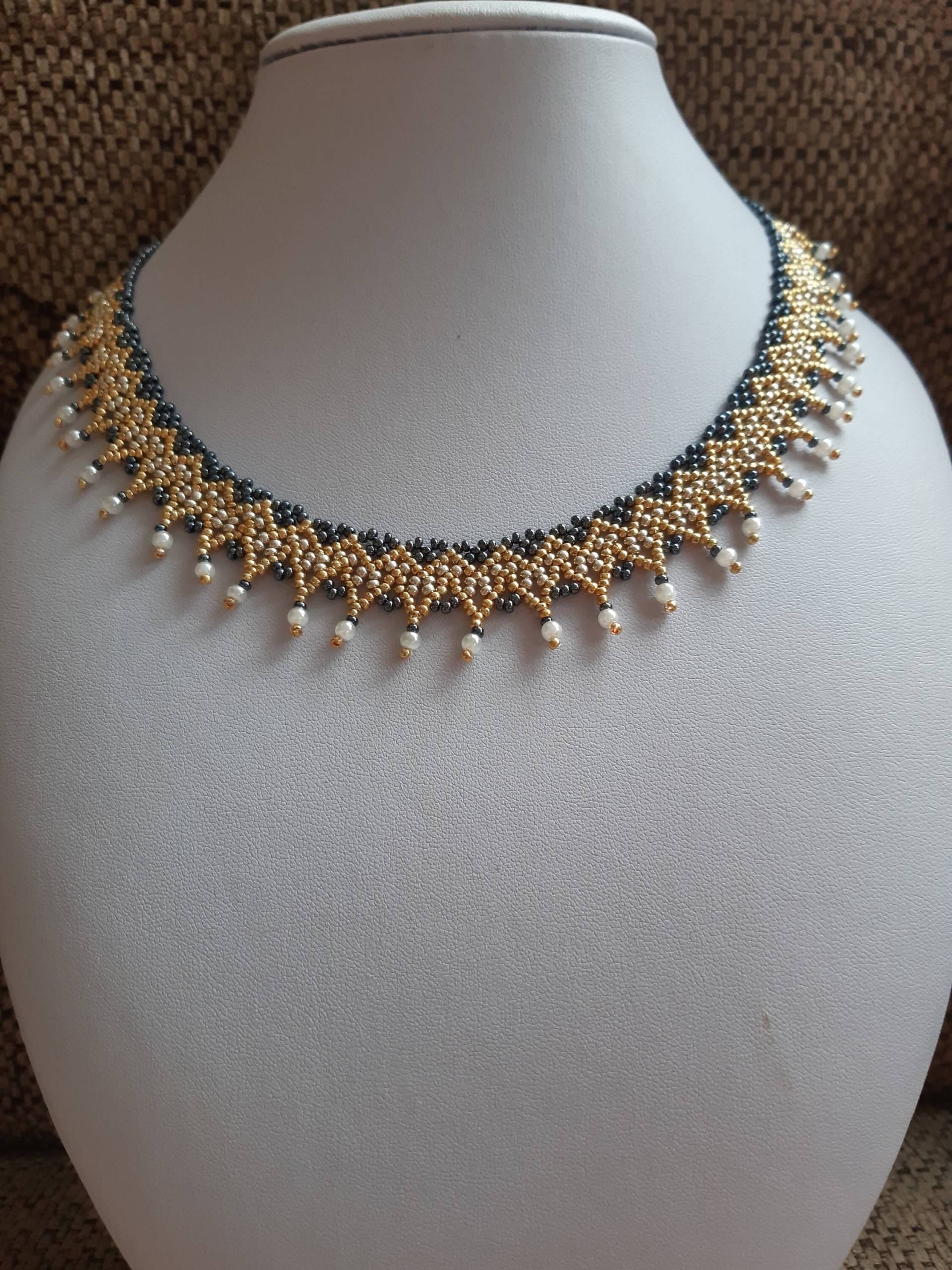 Handgefädelte Perlenkette in Gold Und Silber Mit Weißen Perlen Handgefädelte Perlenkette in Gold Und Silber Mit Weißen Perlen von utasostseeperlen