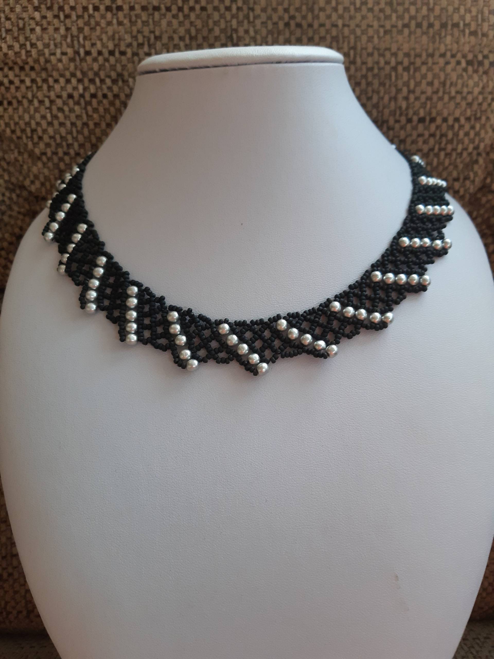 Handgefädelte Schwarze Kette Mit Silbernen Perlen Handgefädelte Schwarze Kette Mit Silbernen Perlen von utasostseeperlen