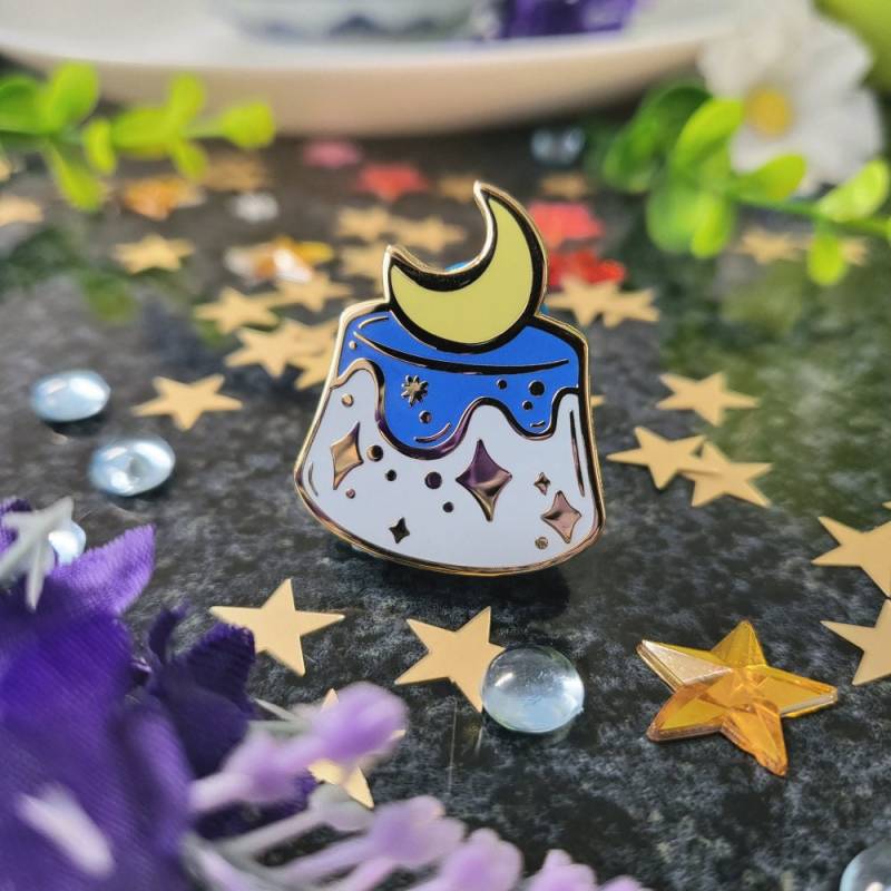 Celestial Pastries - Cresent Flan Emaille Pin von v0idlessStore