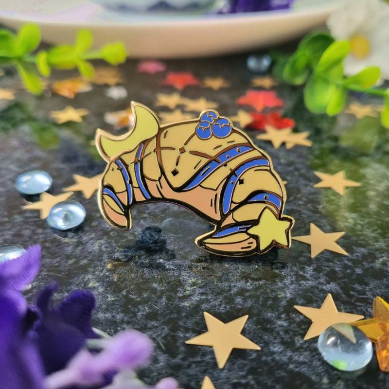 Celestial Pastries - Spaceberry Croissant Emaille Pin von v0idlessStore