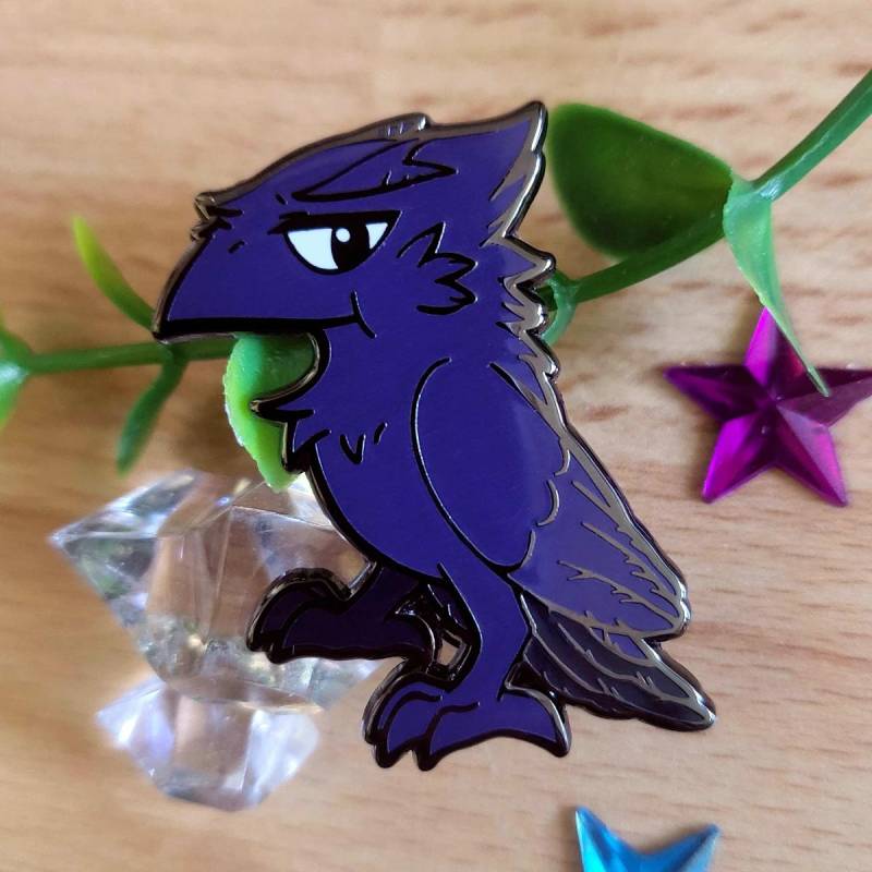 Crowally Menacing - Grumpy Emaille Pin von v0idlessStore