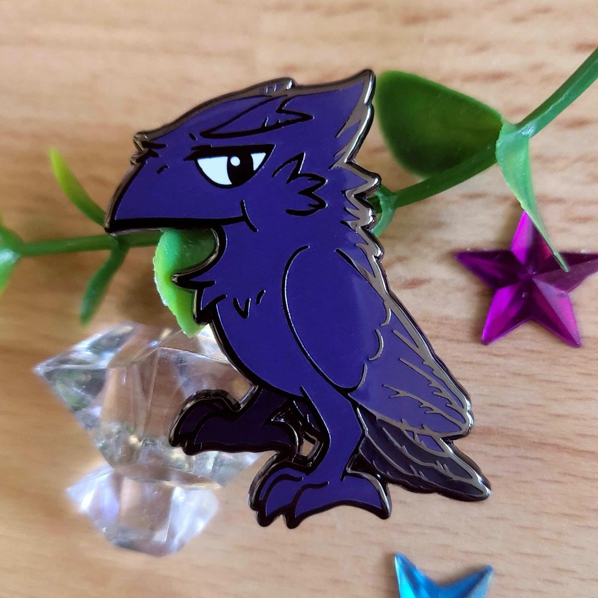 Crowally Menacing - Grumpy Emaille Pin Crowally Menacing - Grumpy Emaille Pin von v0idlessStore