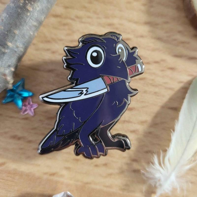 Crowally Menacing - Messerkrähe Emaille Pin von v0idlessStore