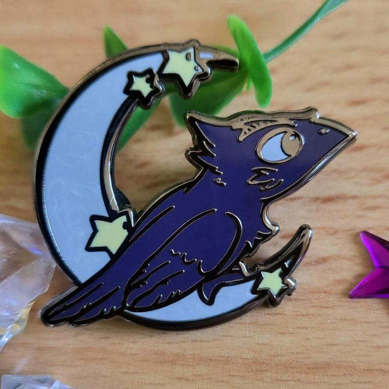 Crowally Menacing - Mondkrähe Emaille Pin von v0idlessStore