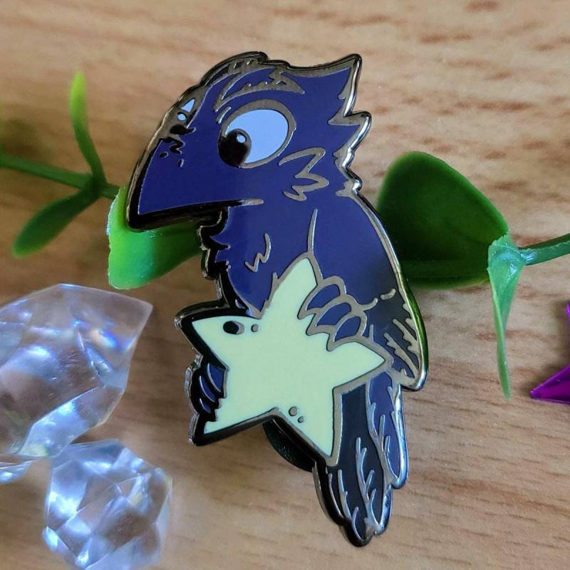 Crowally Menacing - Sternkrähe Pin Aus Emaille Crowally Menacing - Sternkrähe Pin Aus Emaille von v0idlessStore