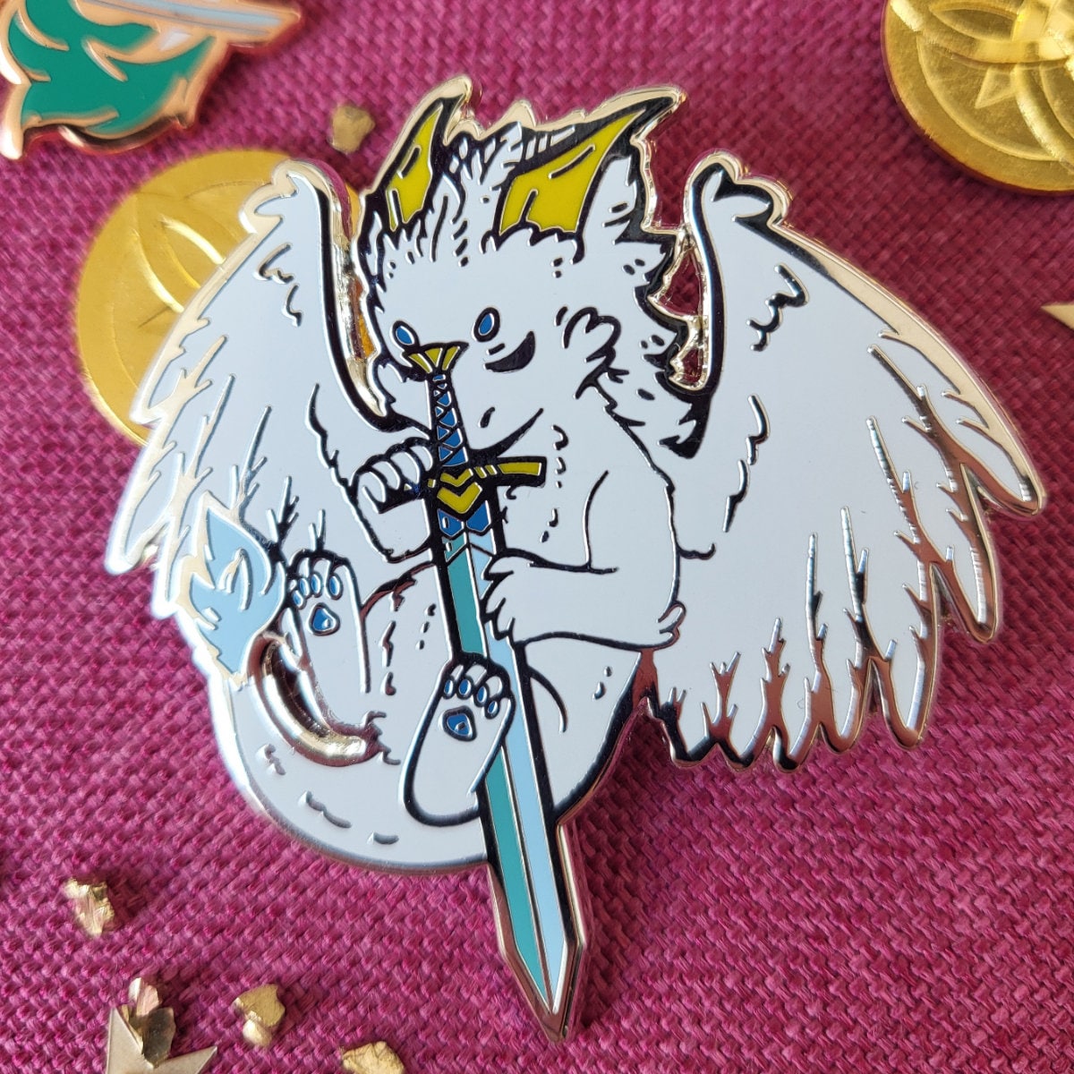 Dragons & Waffe - Die Umarmung Pin Aus Emaille von v0idlessStore