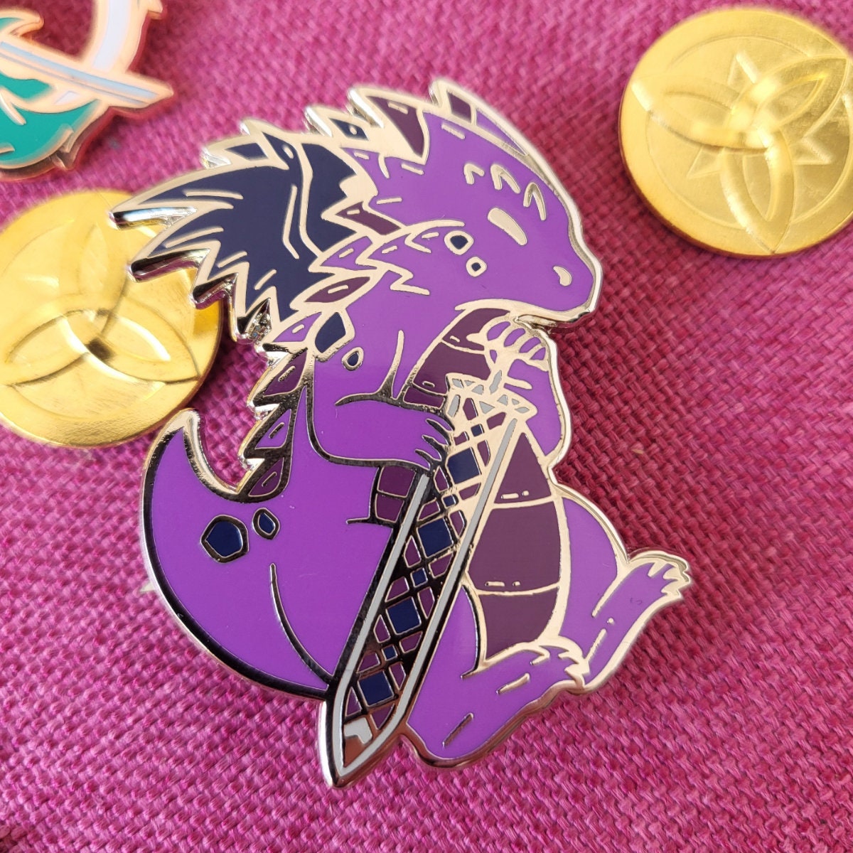 Dragons & Waffe - The Calm Emaille Pin von v0idlessStore