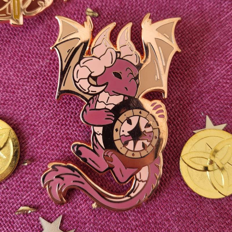 Dragons & Waffe - The Guarding Emaille Pin von v0idlessStore