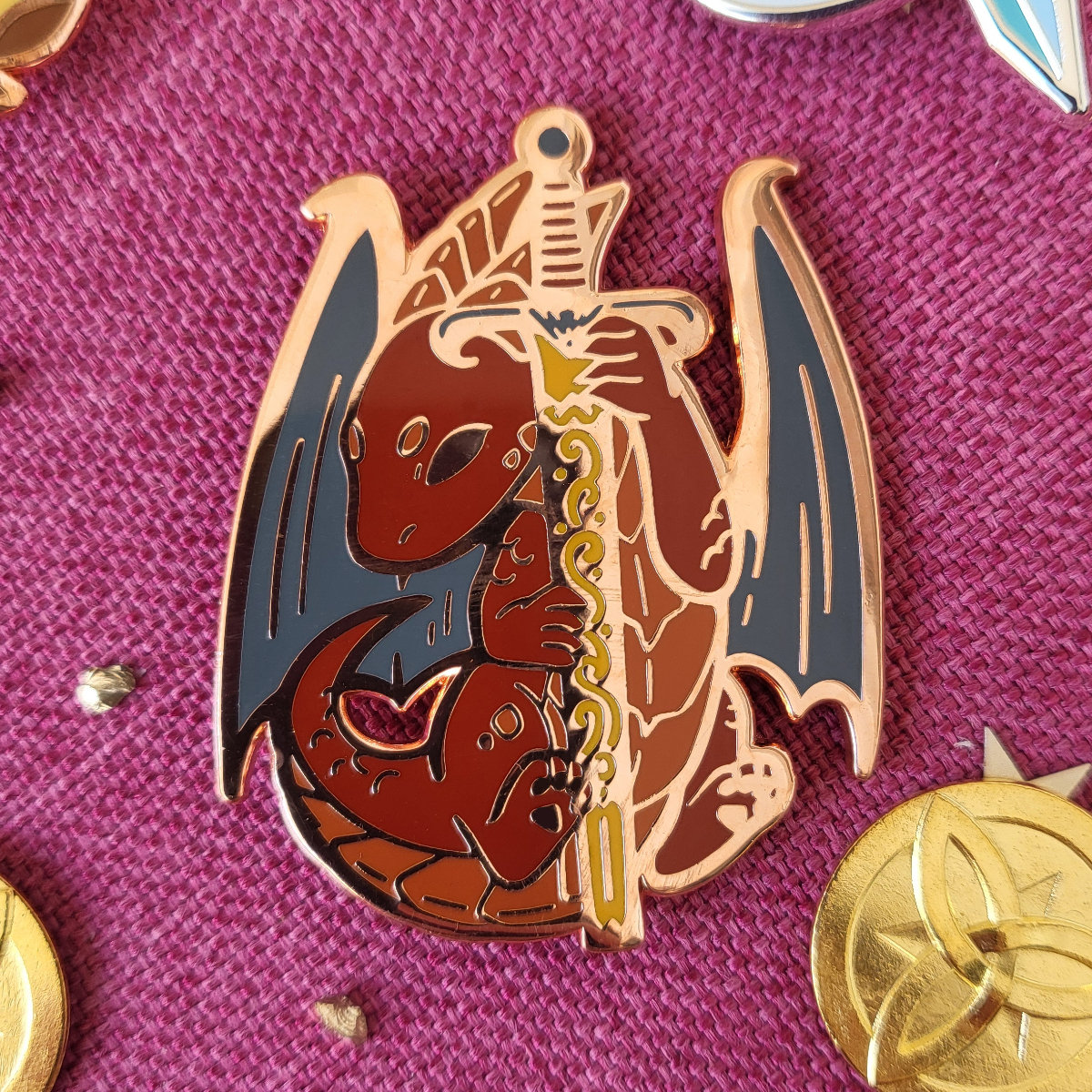 Dragons & Waffe - The Keeper Emaille Pin Dragons & Waffe - The Keeper Emaille Pin von v0idlessStore