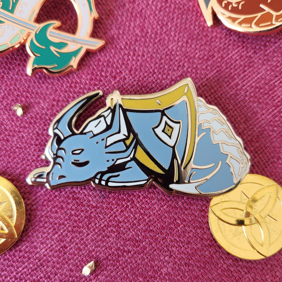 Dragons & Waffe - The Somnolent Emaille Pin Dragons & Waffe - The Somnolent Emaille Pin von v0idlessStore