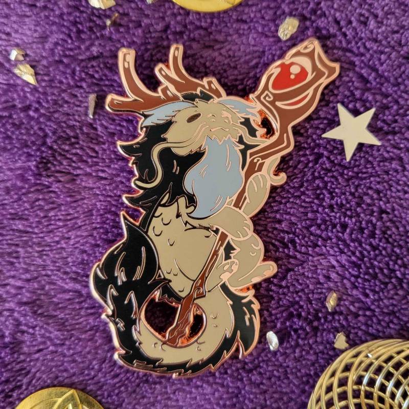 Dragons & Waffe - The Wise Emaille Pin von v0idlessStore