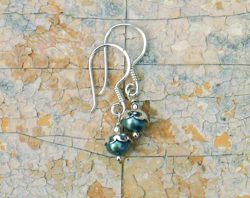 Flower Pearl 3 - Anmutige Silber Ohrhänger Mit Runder Aquablauer Süßwasserperle Und Blütenkelch von vAnStraatsburgDesign