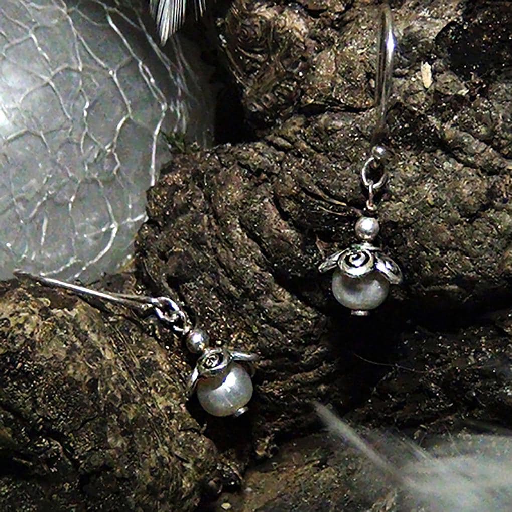 Flower Pearl 1 - Silberohrring Mit Runder Weißer Perle Und Lockigem Blumenkelch, Anmutiger Süßwasserperlenohrring, Eleganter Brautohrring von vAnStraatsburgDesign