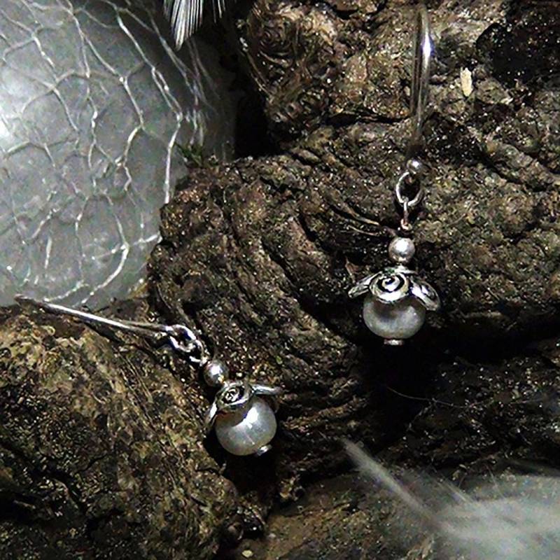 Flower Pearl 1 - Silberohrring Mit Runder Weißer Perle Und Lockigem Blumenkelch, Anmutiger Süßwasserperlenohrring, Eleganter Brautohrring von vAnStraatsburgDesign