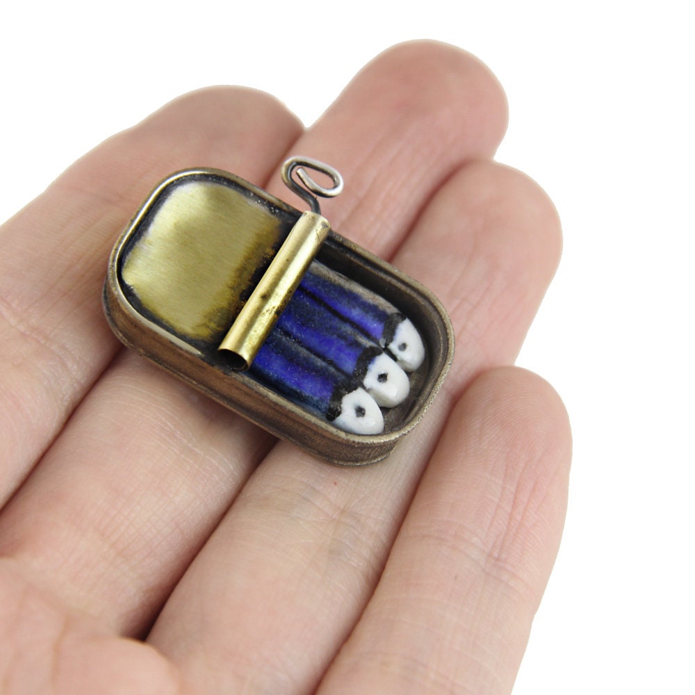 Messing Brosche, Sardinen Blechdose Porzellan Fisch, Brosche von vacialanevera