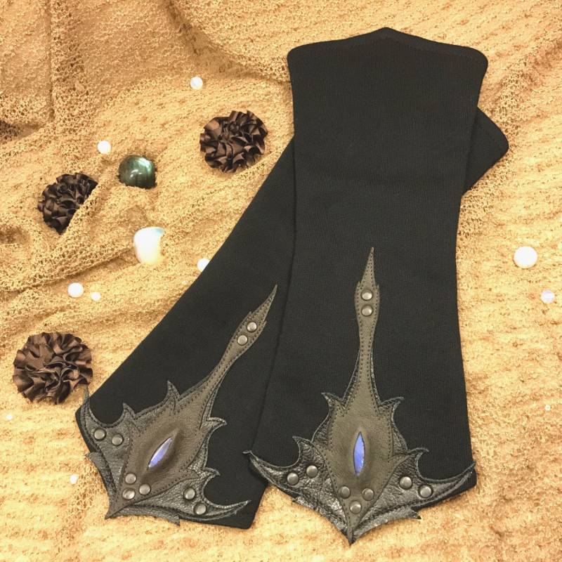 Armstulpen, Schwarze Stoffhandschuhe, Mit Lederapplikationen Und Wunderschönem Mondstein, 12 Farben - Miterija Armstulpen, Schwarze Stoffhandschuhe, Mit Lederapplikationen Und Wunderschönem Mondstein, 12 Farben - Miterija von vaisto