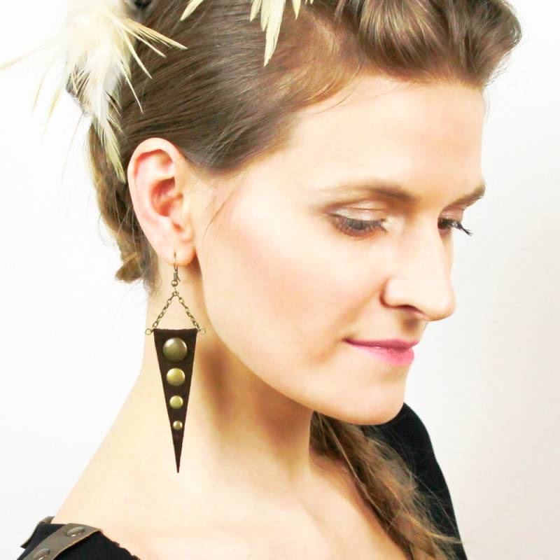 Baumeln Sie Braune Dreieck Boho Leder Ohrringe Mit Messingnieten An Kette, 32 Farben - Trinitiy Baumeln Sie Braune Dreieck Boho Leder Ohrringe Mit Messingnieten An Kette, 32 Farben - Trinitiy von vaisto